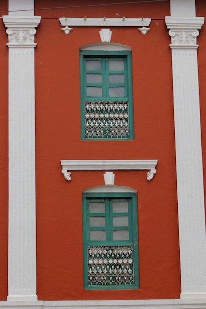 Puerta cerrada del edificio