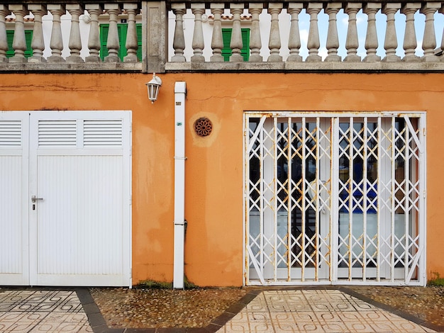 Puerta cerrada del edificio