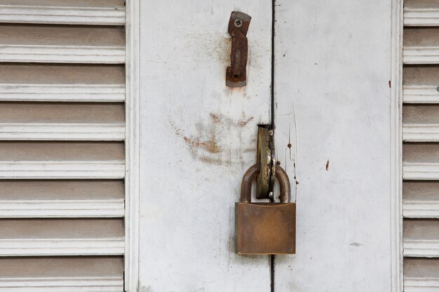 Foto puerta cerrada con llave blanca