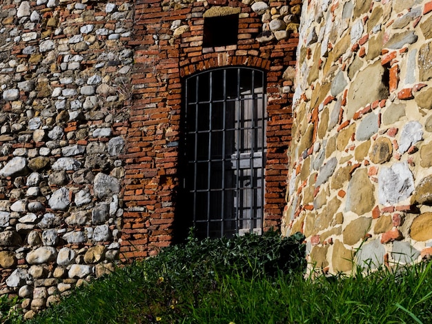 Foto puerta cerrada con rejilla metálica