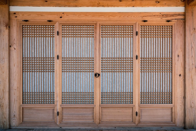 Puerta cerrada tradicional de madera con decoración de papel.