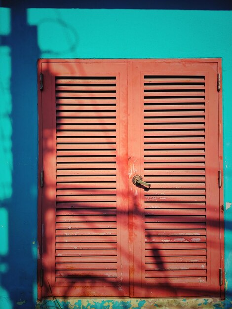 Foto la puerta cerrada de la vieja casa.