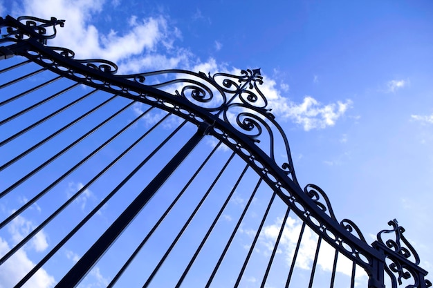 Puerta y cielo azul en el fondo