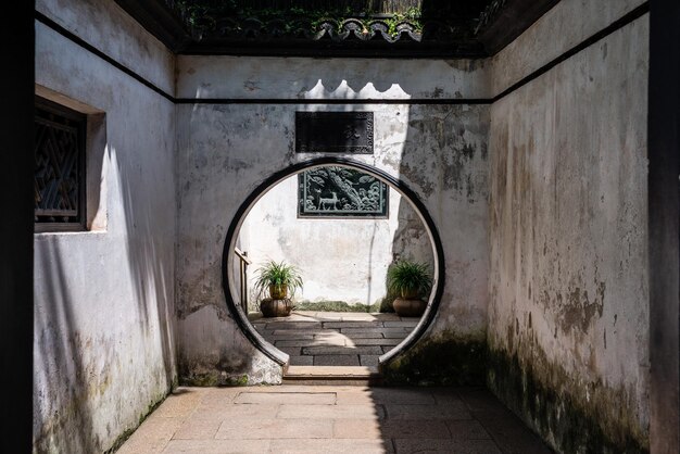 Una puerta circular en un patio con un letrero que dice 'la palabra jardín'