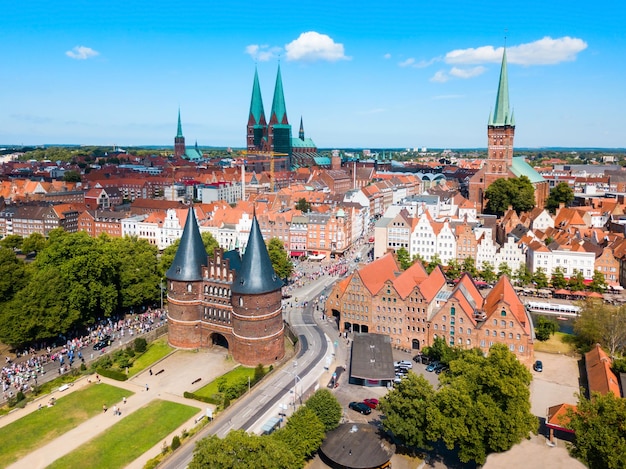 Foto puerta de la ciudad de holstentor en lübeck