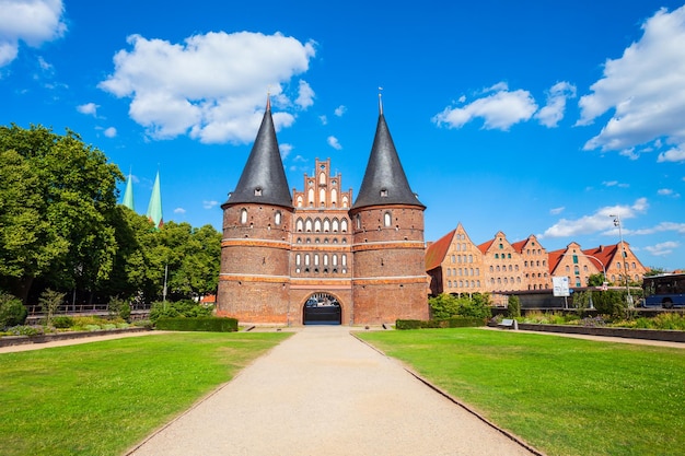 Puerta de la ciudad de Holstentor en Lübeck