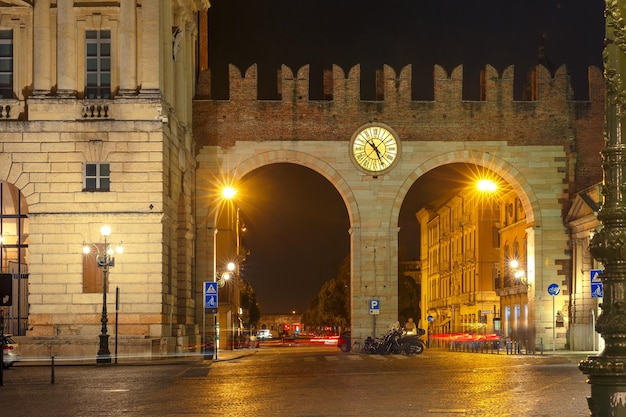 Puerta de la ciudad medieval Portoni della Bra por la noche en Verona, en el norte de Italia.