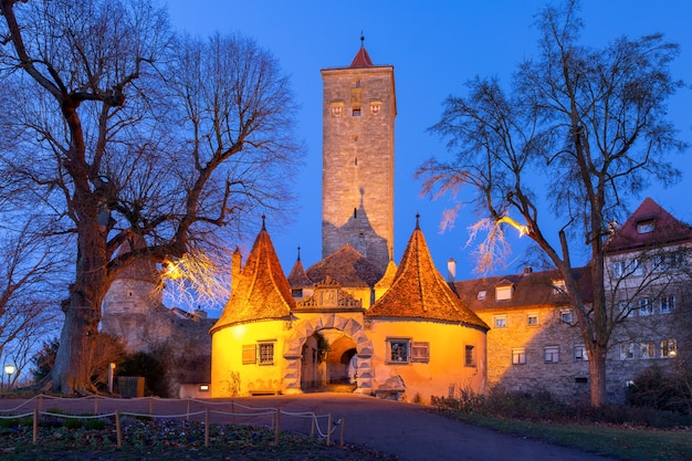 Puerta de la ciudad occidental y la torre Burgturm y Stadttor en el casco antiguo medieval de Rothenburg ob der Tauber, Baviera, Alemania del sur