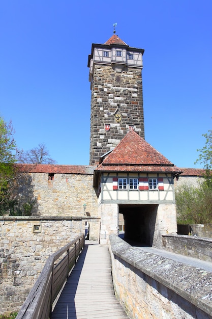 Puerta de la ciudad vieja de Rothenburg ob der Tauber, Alemania