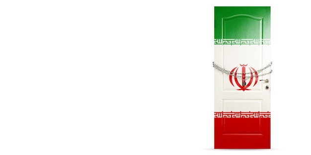 Puerta coloreada con la bandera nacional de Irán, cierre con cadena. Bloqueo de países durante coronavirus, propagación de COVID. Concepto de medicina y salud. Epidemia mundial, cuarentena. Copyspace.