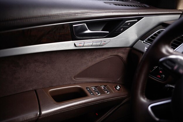 Foto puerta de cuero marrón de coche de ciudad moderno en el interior fondo de coche de ciudad de lujo