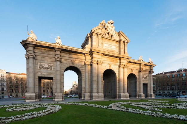 Puerta de Alcala ist eines der antiken Tore der Stadt Madrid in Spanien.