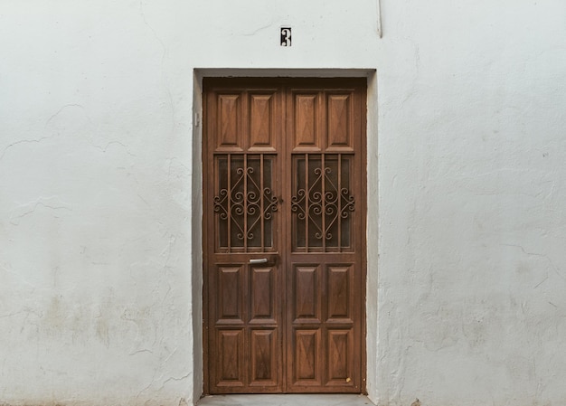 Foto puerta de casa antigua em san pedro de alcantara