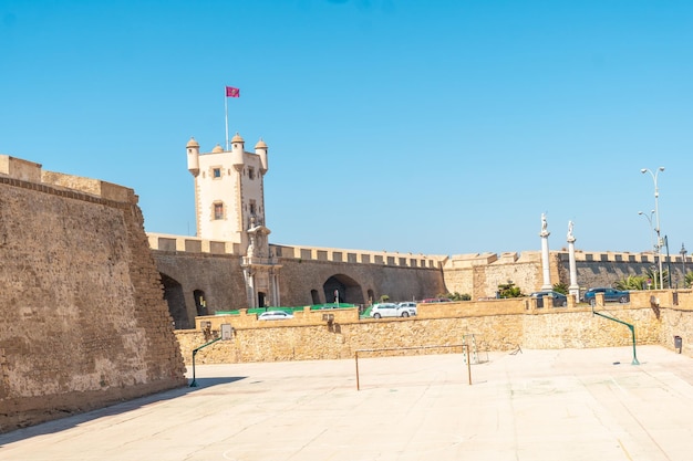 Puerta de Tierra Wand der Touristenstadt Cadiz im Andalusien-Tourismus im Sommer