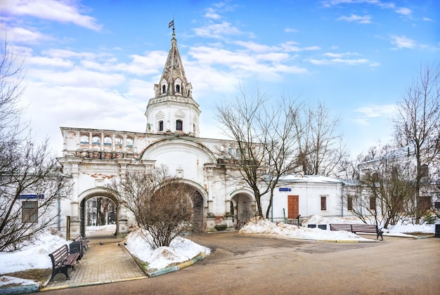 Puerta delantera y bancos invierno Izmailovsky park Bauman ciudad Moscú