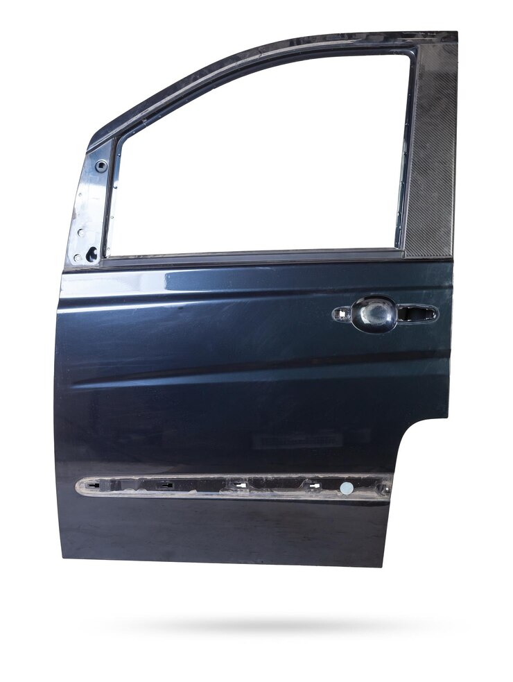 La puerta delantera del coche es azul sobre un fondo blanco aislado Reparación de vehículos en un taller de servicio