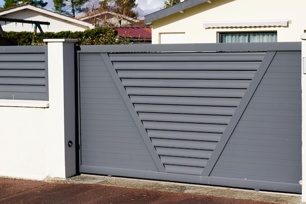 Foto puerta deslizante gris de la casa unifamiliar con fachada de puerta de portal deslizante en el suburbio