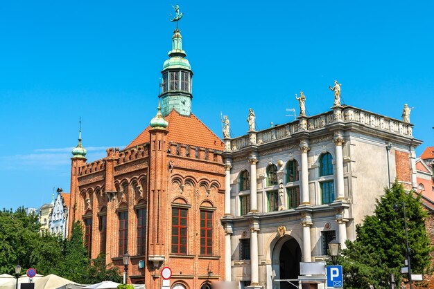 Foto la puerta dorada y el edificio de la hermandad de san jorge en el casco antiguo de gdansk, polonia