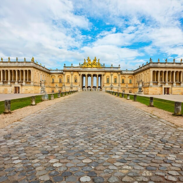 La puerta dorada del Palacio de Versalles o Chateau de Versailles o simplemente Versalles en Francia