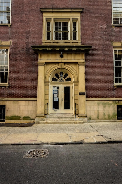 Una puerta de edificio antiguo en la calle