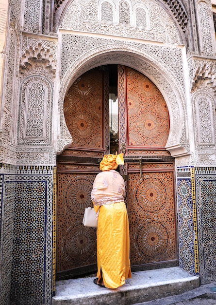 Puerta de un edificio en Fez Marruecos