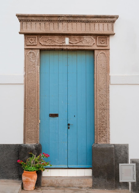 Puerta de entrada antigua enmarcada pintada en color aguamarina