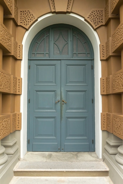 Puerta de entrada azul en frente de la casa residencial