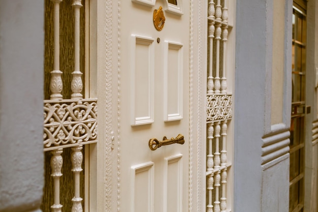 Puerta de entrada de una casa en Europa