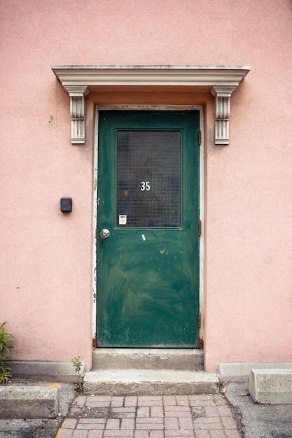 Foto puerta de entrada de un edificio antiguo foto