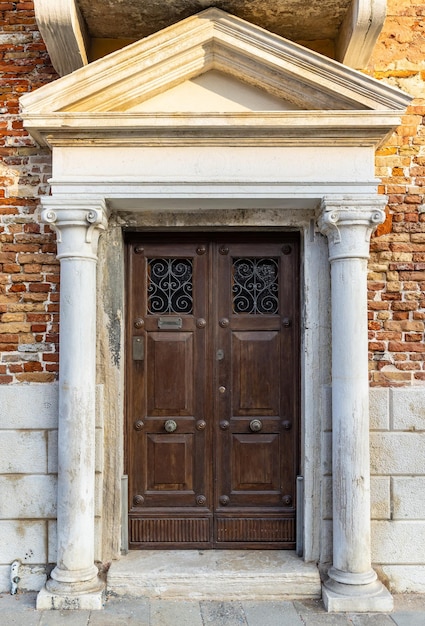 Puerta de entrada de época