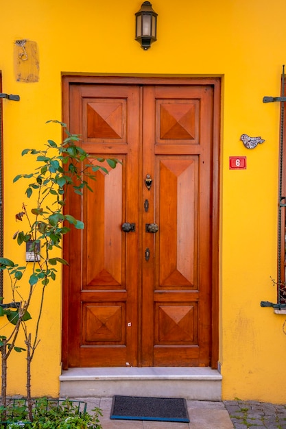 La puerta de entrada es de madera marrón al estilo antiguo.