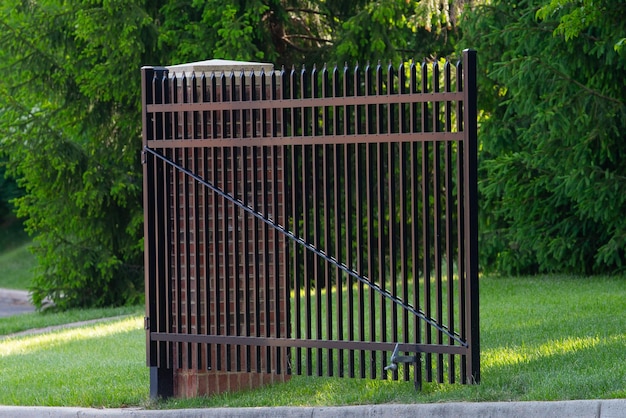 Puerta de entrada de hierro forjado a la casa de lujo de metal negro