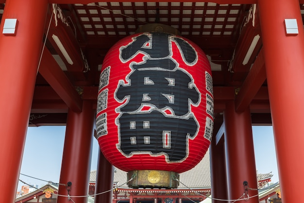 Puerta de entrada Hozomon al templo sensoji en Tokio, Japón