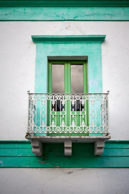 Puerta de entrada de madera antigua en la fachada del antiguo edificio barroco en la arquitectura tradicional de Catania, Sicilia, Italia.