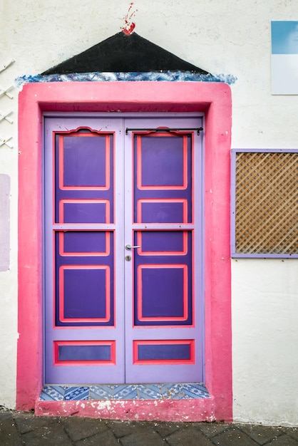 Puerta de entrada de madera antigua en la fachada del antiguo edificio barroco en la arquitectura tradicional de Catania, Sicilia, Italia.