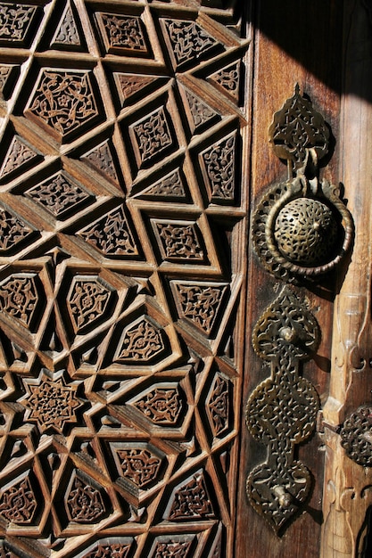 Puerta de entrada de madera antigua del museo de Mevlana