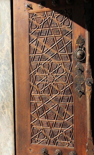 Puerta de entrada de madera antigua del museo de Mevlana