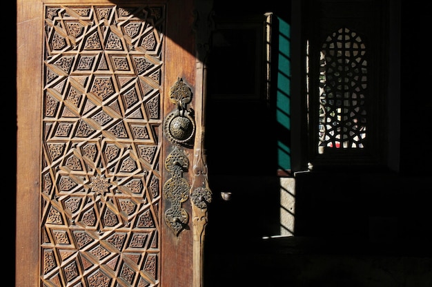 Puerta de entrada de madera antigua del museo de Mevlana