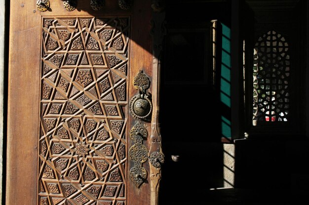 Puerta de entrada de madera antigua del museo de Mevlana