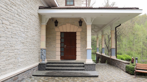 Puerta de entrada de madera a una gran casa privada moderna y elegante