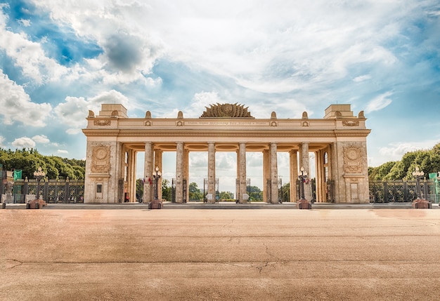 Puerta de entrada principal del Parque Gorky, Moscú, Rusia