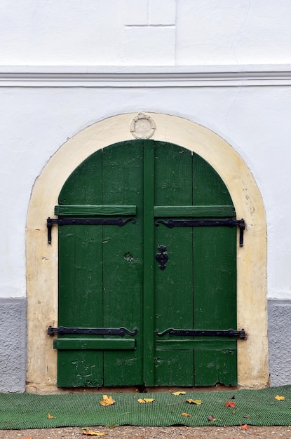 Foto puerta de entrada a un sótano