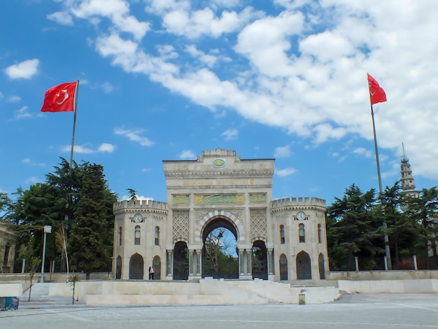 Puerta de entrada de la Universidad de Estambul en la Plaza Beyazit con banderas turcas. IstanTurquía -13 de julio de 2022