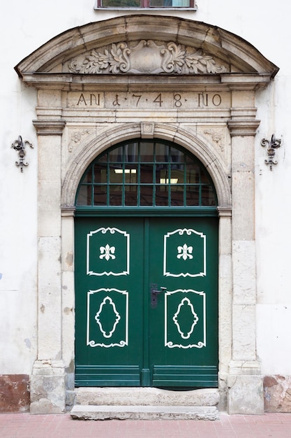 Puerta de entrada vintage en la antigua ciudad de Riga Letonia