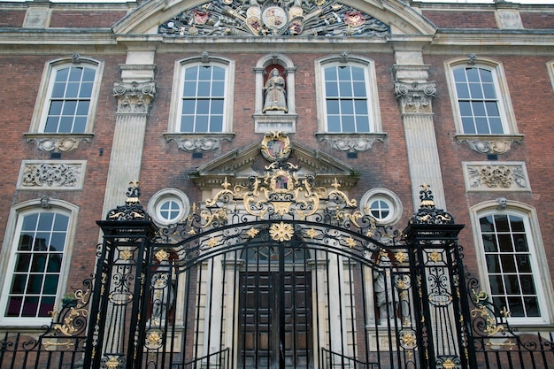 Puerta de entrada de Worcester Guildhall en Inglaterra, Reino Unido.