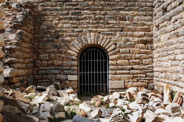 la puerta es de la rejilla metálica de un antiguo edificio antiguo