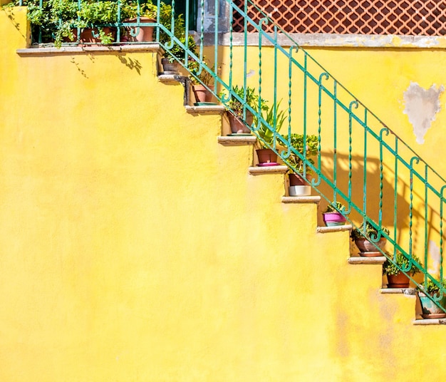 Puerta y escaleras en la pared amarilla