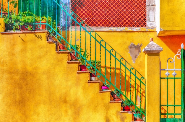 Foto puerta y escaleras en la pared amarilla