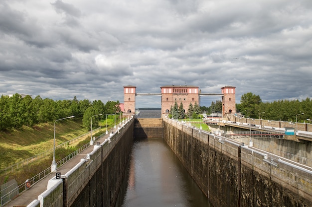 Puerta de esclusa al canal del río para barcos.