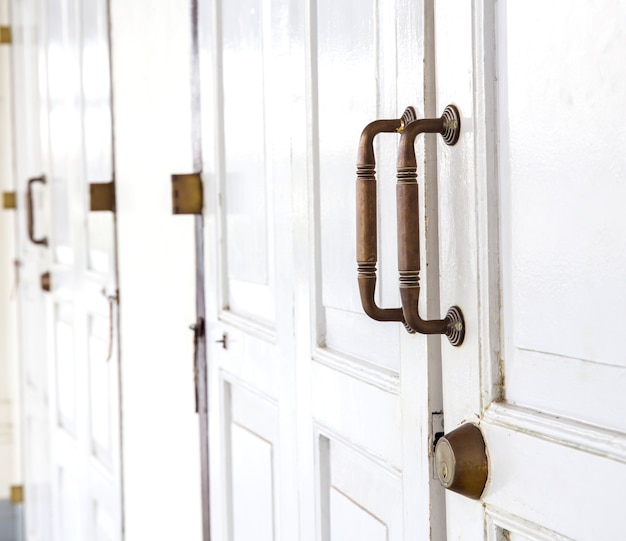 puerta de estilo vintage en puerta de madera natural